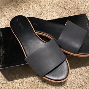 Hinge women’s sandals